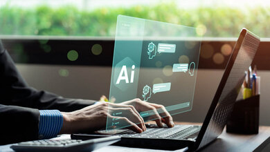 Ein Mann am Laptop nutzt künstliche Intelligenz