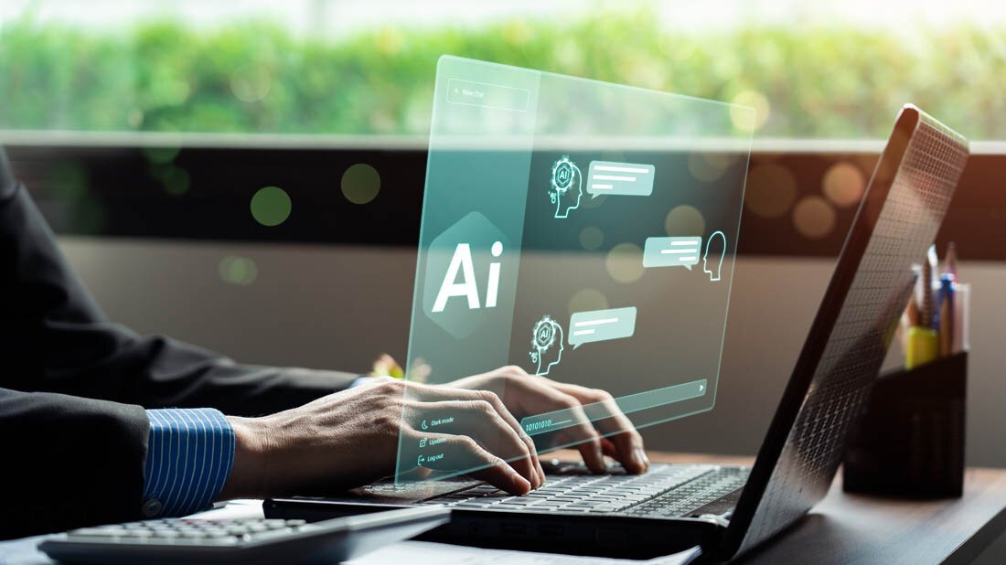 Einsatz_von_KI_01.jpg Ein Mann am Laptop nutzt künstliche Intelligenz