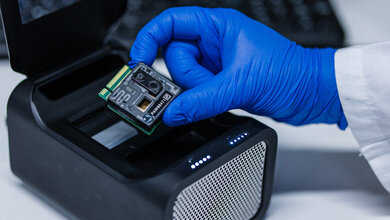 Eine Wissenschaftlerin nutzt das Nanopore-DNA-Sequenzierung für eine Patientenprobe.
