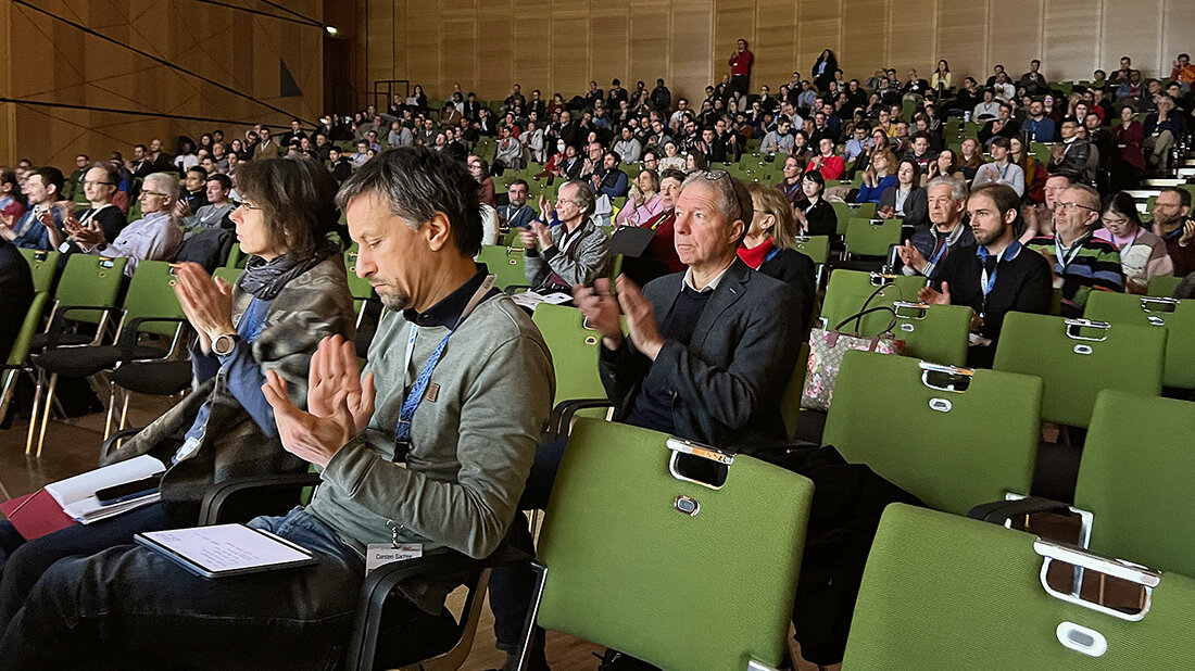 Titelbild des Berichts über die Microscopy Conference