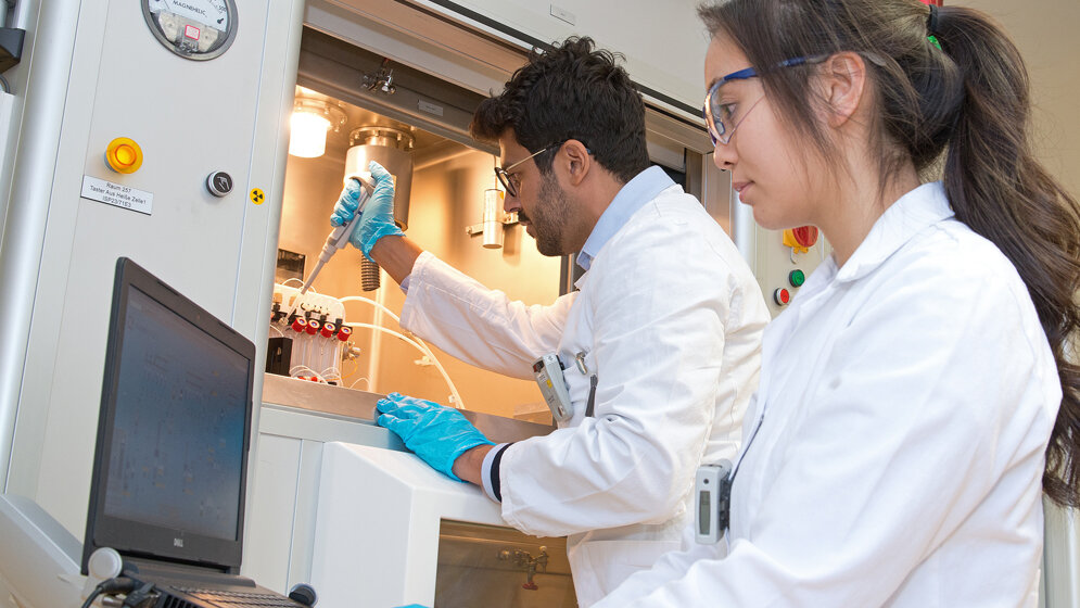 Dr_Rodrigo_Teodoro_links_und_Dr_Thu_Hang_Lai__HZDR_B_Tiedemann.jpg Dr. Rodrigo Teodoro (links) und Dr. Thu Hang Lai