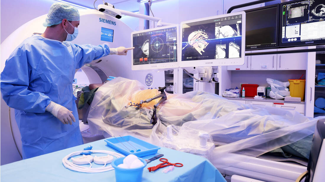 PD Dr. Ingo Einspieler zeigt im OP, wie die ECT eingesetzt wird.