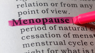 Wörterbucheintrag zur Menopause, das Wort ist pink markiert