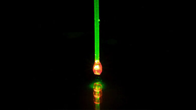 Mit_gruenem_Laserlicht_beleuchteter_Diamant_Uni_Stuttgart_PI3.jpg Mit grünem Laserlicht beleuchteter Diamant