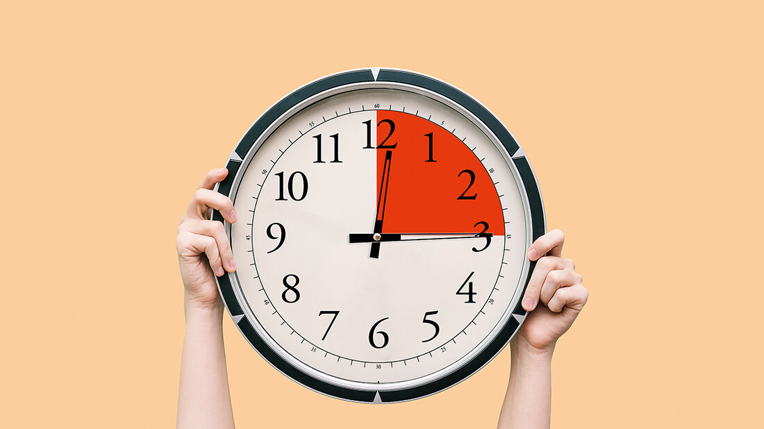 Symbol für Überstunden: runde Uhr mit rotem Segment