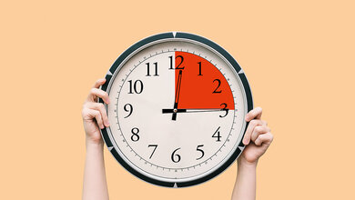 Symbol für Überstunden: runde Uhr mit rotem Segment