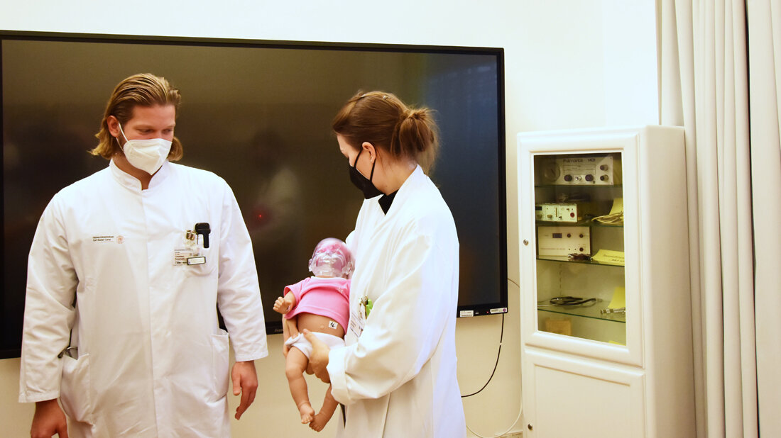 Dr_Christian_Karpinski__Josephin_Jahnke_Schutteltrauma.jpg Dr. Christian Karpinski von der Klinik für Kinderchirurgie und die Diplom-Psychologin Josephin Jahnke