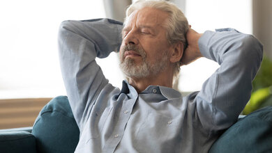 Schläfrigkeit bei einem älteren Mann