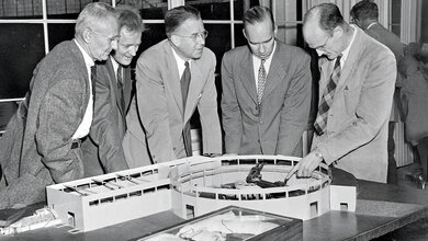 Gruppenfoto mit Dr. Donald Cooksey, Dr. Harold Fidler, Professor Ernest Orlando Lawrence, William Brobeck und Professor Robert Thornton mit dem Modell des Bevatron, 1955