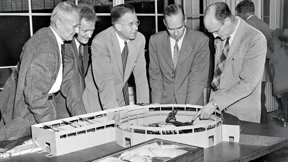 Gruppenfoto mit Dr. Donald Cooksey, Dr. Harold Fidler, Professor Ernest Orlando Lawrence, William Brobeck und Professor Robert Thornton mit dem Modell des Bevatron, 1955