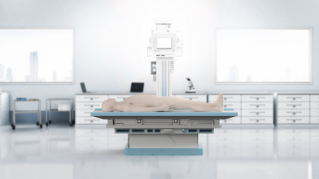 Darstellung eines medizinischen Untersuchungsraums mit einer Liege und einem humanoiden Modell unter einem bildgebenden Diagnosegerät.