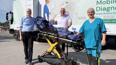 Prof. Dr. Klaus Faßbender, Axel Jung und die Ärztliche Leiterin der MGU, Silvia Rauen