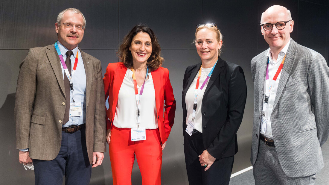 Anja Förster (2. von links). Links: DRG-Geschäftsführer Dr. med. Stefan Lohwasser, Kongresspräsidentin Kerstin Westphalen, DRG-Präsident Prof. Dr. Jörg Barkhausen