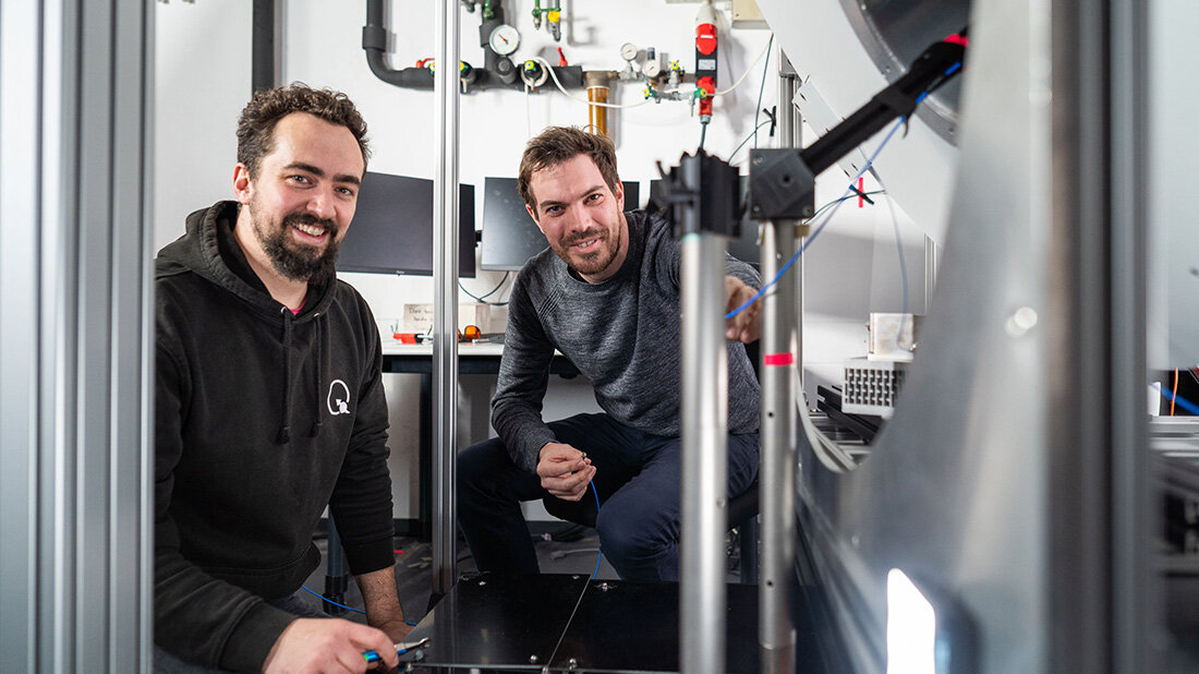 LMU_Magnetresonanzspektroskopie.jpg Karl D. Briegel Prof. Dominik B. Bucher