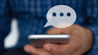 Titelbild des Beitrags über ein aktuelles Urteil des BAG über die Rechtmäßigkeit von Weisungen des AG per SMS in der Freizeit des AN