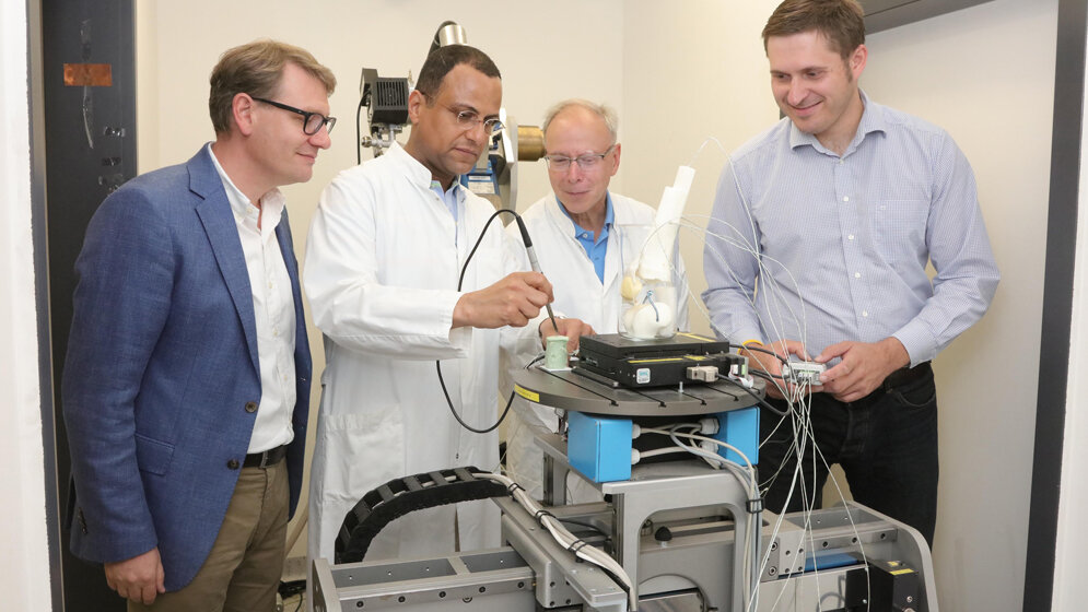 Prof. Frank Dehn, OA Dr. Mohamed Ghanem, Klinikdirektor Prof. Christoph Josten, Dr. Andreas König