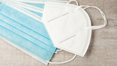 Titelbild des Fachbeitrags zur Schutzwirkung medizinischer Masken, FFP2-Masken und nicht medizinischer Masken gegen virale Atemwegserreger