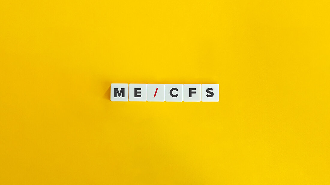 Scrabble-Steine sind zusammengelegt zu der Abkürzung ME/CFS