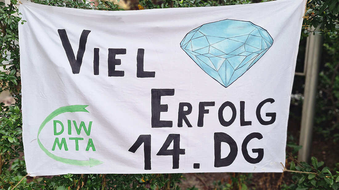 Neue Führungskräfte im Gesundheitswesen Foto eines Transparents mit der der Aufschrift „Viel Erfolg 14. DG“