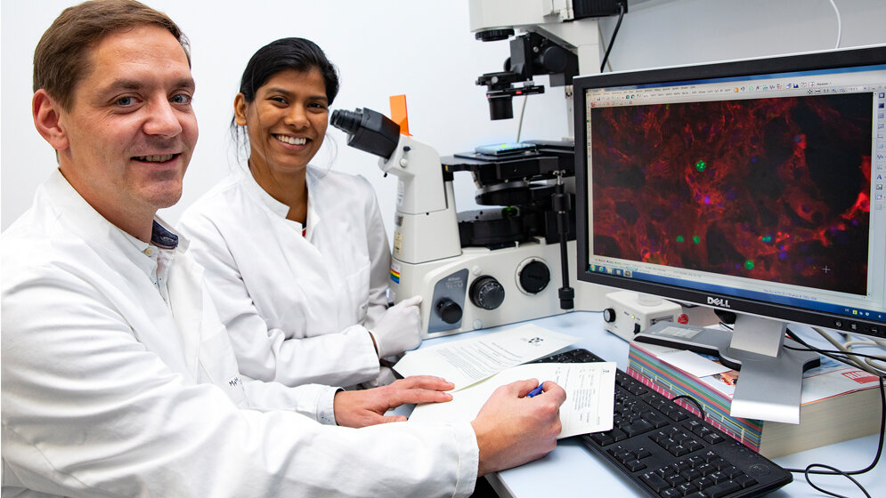 Dr_Christian_Baer_und_die_Doktorandin_Shambhabi_Chatterjee_MHH_Kaiser.jpg Dr. Christian Bär und die Doktorandin Shambhabi Chatterjee