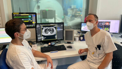 PD Dr. Rafael Heiß, Oberarzt der Radiologie des Uniklinikums Erlangen (l.), und PD Dr. Ferdinand Knieling, Facharzt für Kinder- und Jugendmedizin in der Kinderklinik des Uniklinikums Erlangen