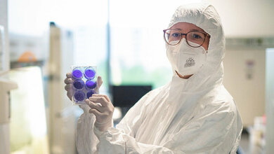 Die Mikrobiologin Dr. Stefanie Deinhardt-Emmer 