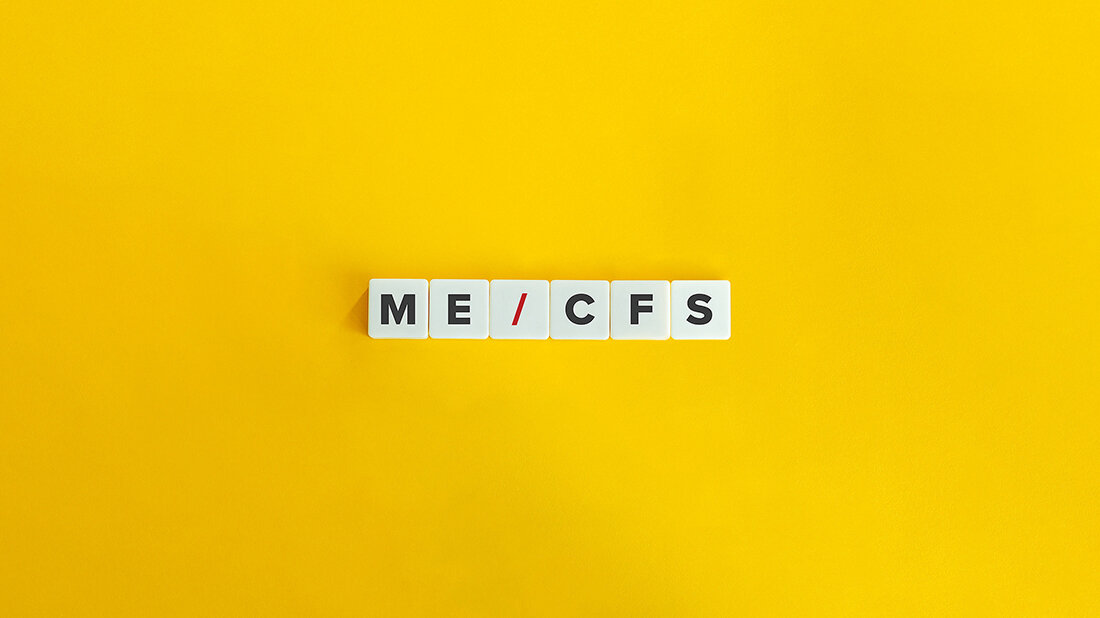 Scrabble-Steine, die zu dem Kürzel ME/CFS zusammengelegt sind