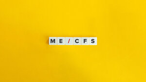 Scrabble-Steine, die zu dem Kürzel ME/CFS zusammengelegt sind