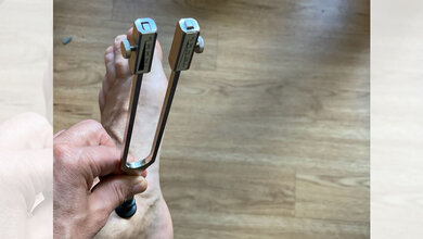 Neuropathietest.jpg Stimmgabeltest bei Neuropathie