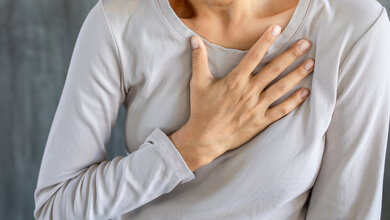 Frau mit Herzschmerzen