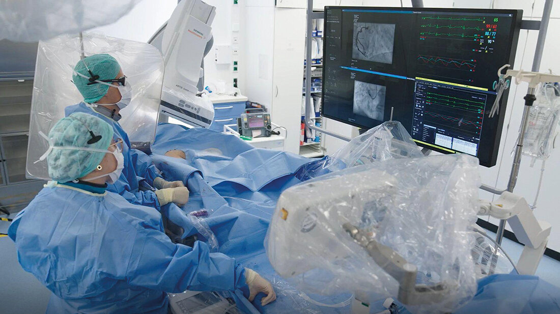 Professor Dr. med. Samuel Tobias Sossalla arbeitet mit dem neuen Artis icono.explore floor mit Optiq AI