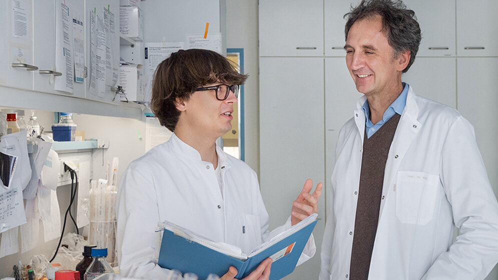 Prof_Juergen_Ruland_rechts_und_Dr_Tim_Wartewig_Andreas_Heddergott_Technische_Universitaet_Muenchen.jpg Prof. Jürgen Ruland (rechts) und Dr. Tim Wartewig