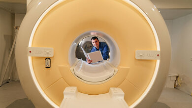 Titelbild des Fachbeitrags zum Schwerpunktthema Qualitätsmanagement, speziell zu den rechtlichen Pflichten beim Umgang mit Medizinprodukten