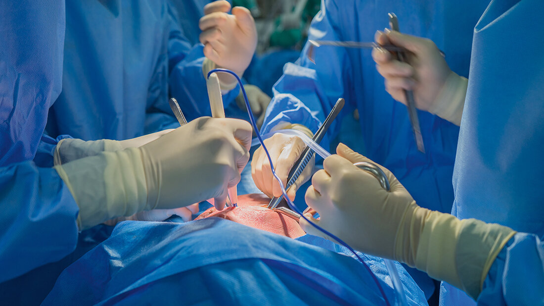 Titelbild zum Fachbeitrag über Mycobacterium chimaera, einen ungewöhnlichen Erreger