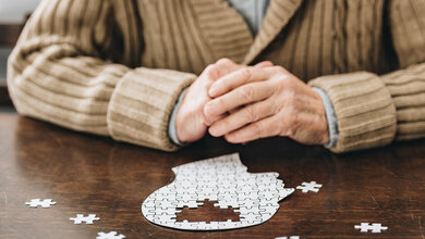 Titelbild zum Übersichtsbeitrag über Demenz