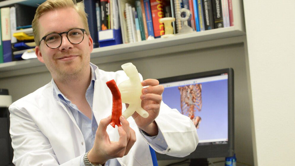 Dr_Nikolaus_Thierfelder_mit_3D_Modell_Quelle_Klinikum_der_Universitaet_Muenchen.jpg Dr. Nikolaus Thierfelder