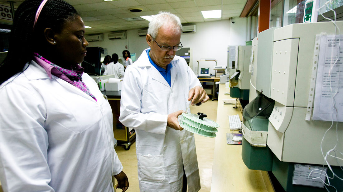 TB.jpg Prof. Dr. H.E. Stefan Kaufmann (rechts)