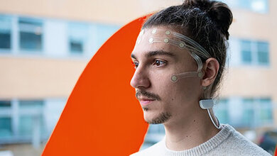 Mann trägt transparentes EEG-Sensorband auf der Stirn zur Gehirnwellenmessung