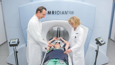 Prof. Dr. Dr. Jürgen Debus von der Klinik für RadioOnkologie und Strahlentherapie am Uniklinikum Heidelberg und Sabine Kuhn, Leitende MTRA