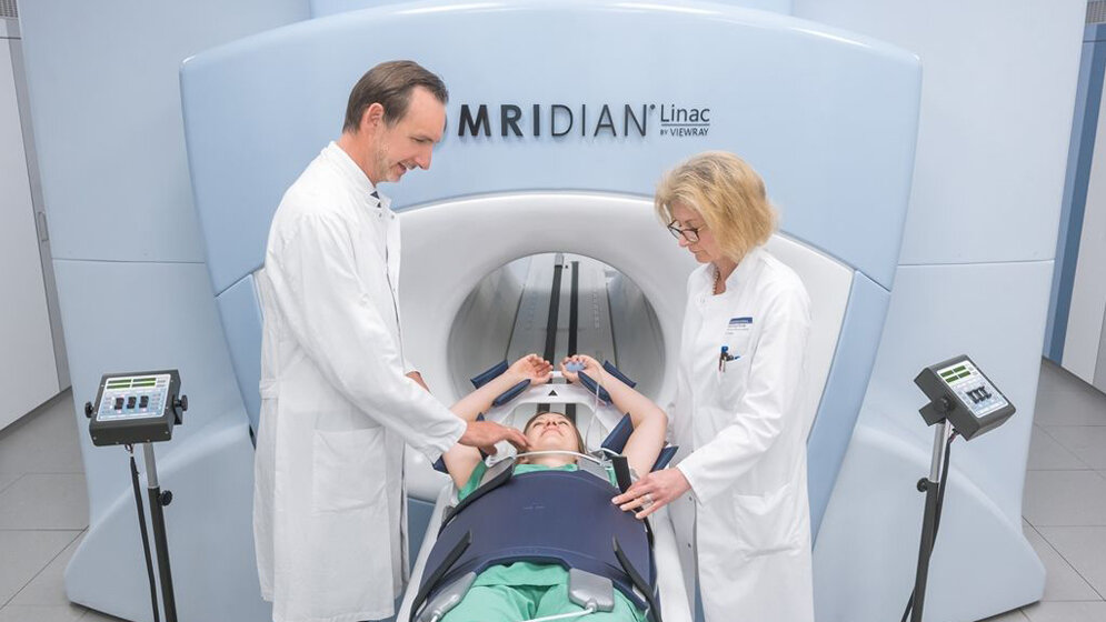 Prof. Dr. Dr. Jürgen Debus von der Klinik für RadioOnkologie und Strahlentherapie am Uniklinikum Heidelberg und Sabine Kuhn, Leitende MTRA