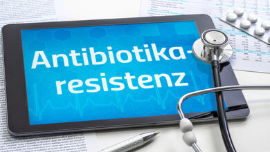 Tablet mit Anzeige Antibiotikaresistenz