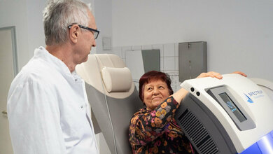 Prof. Dr. med. Knut Liepe, Chefarzt der Klinik für Nuklearmedizin am Klinikum Frankfurt (Oder) mit einer Patientin