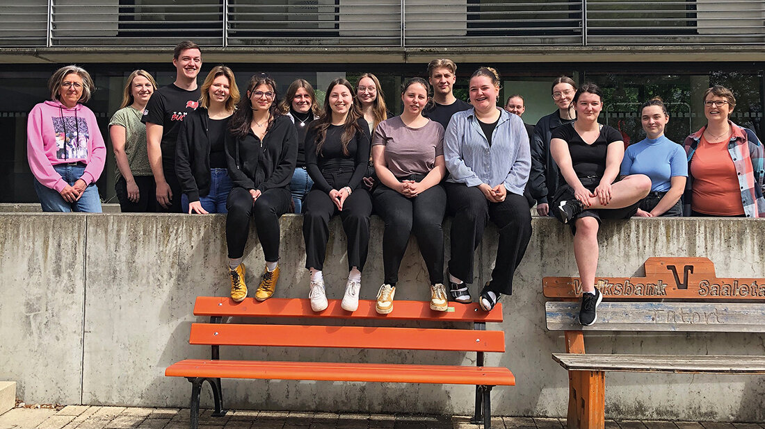 Besuch einer Kooperationsschule des DVTA der LV Thüringen Gruppenbild mit DVTA-Vertreterinnen, Lehrerinnen, Schülerinnen und Schülern der SBBS Jena