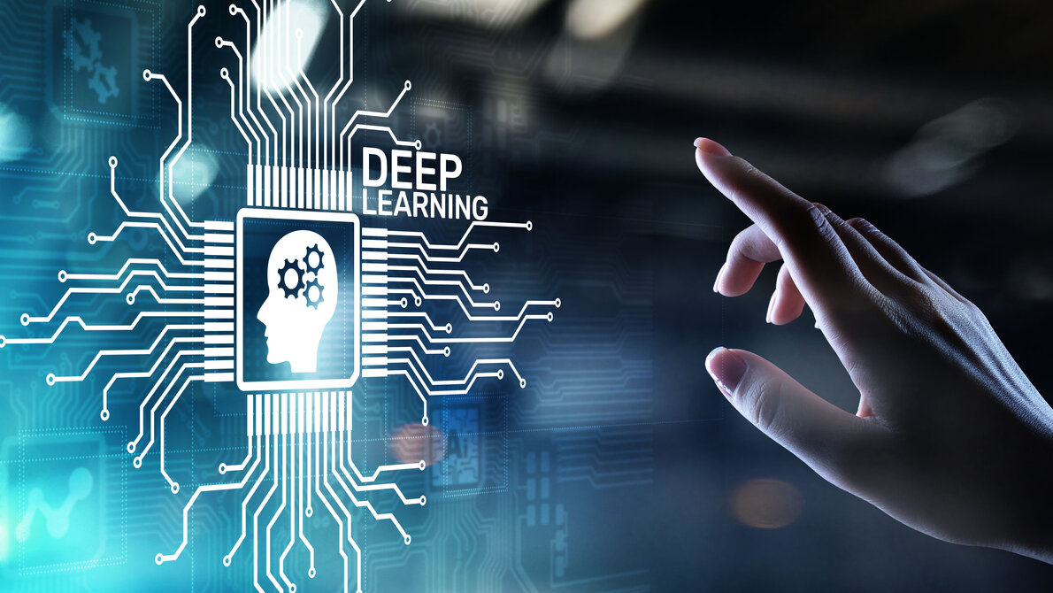 Das Bild zeigt eine futuristische Darstellung von Deep Learning, einem Teilbereich der Künstlichen Intelligenz (KI). Es kombiniert die Silhouette eines Kopfes mit Zahnrädern, die für maschinelles Lernen und neuronale Netzwerke stehen, sowie eine Hand, die auf die digitale Struktur zugreift. 