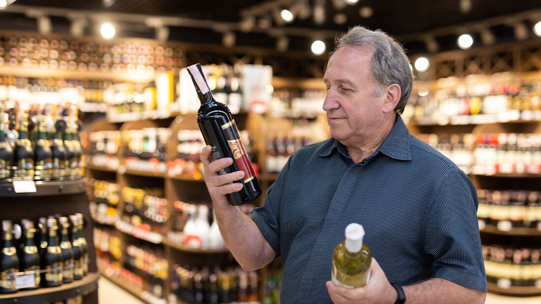 Ältere Männer trinken zu viel Alkohol