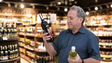 Ältere Männer trinken zu viel Alkohol