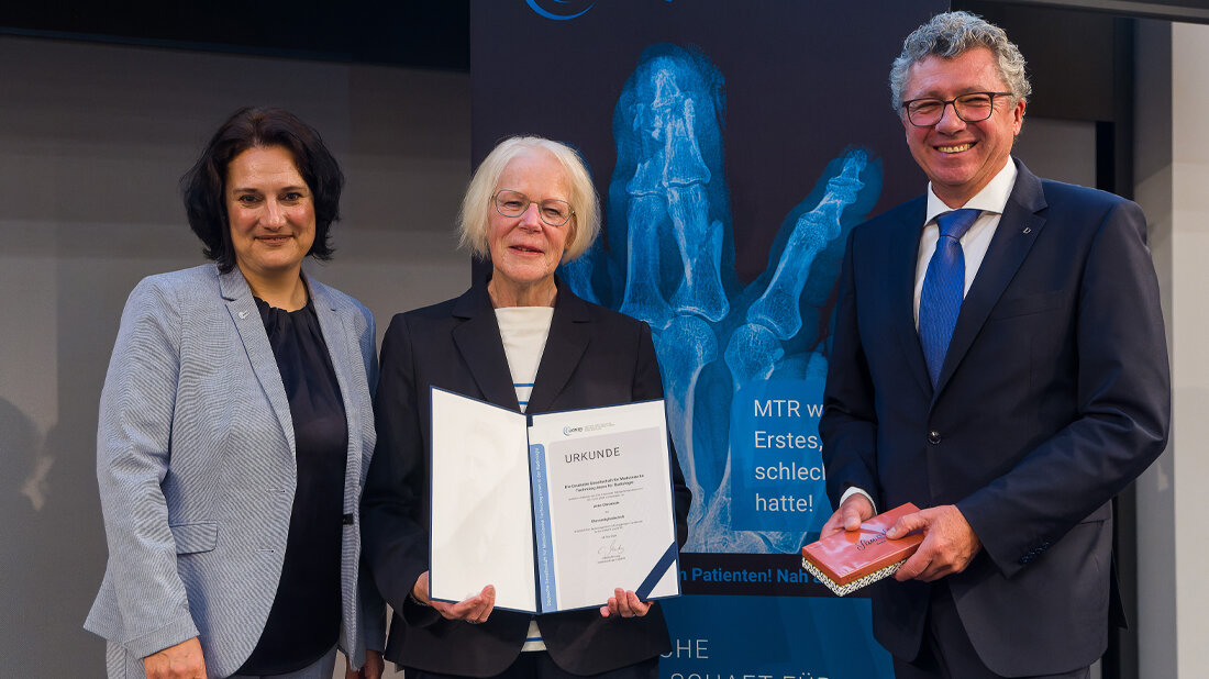 Anke Ohmstede erhält die DGMTR Ehrung