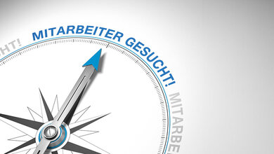 Fachkräftesicherung als Teil der Resilienzsicherung der Gesundheitsversorgung (Teil 2) Foto einer Windrose mit dem Text „Mitarbeiter gesucht“