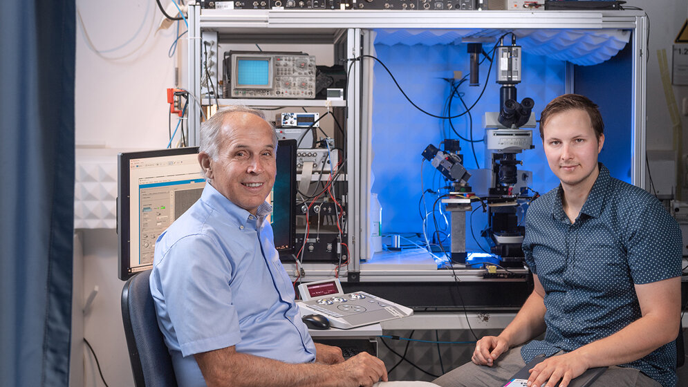 Arthur_Konnerth_und_Benedikt_Zott_vor_dem_vor_dem_experimentellen_Aufbau_der_Studie_Andreas_Heddergott_TUM.jpg Arthur Konnerth (links) und Benedikt Zott