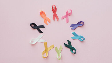 Krebs-Schleifen in unterschiedlichen Farben auf rosa Hintergrund